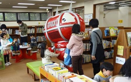 トヨッキーが図書館に登場