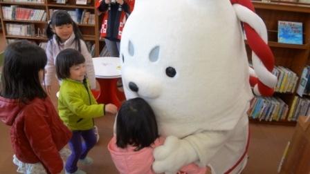 こどもたちとふれあうしっぺい